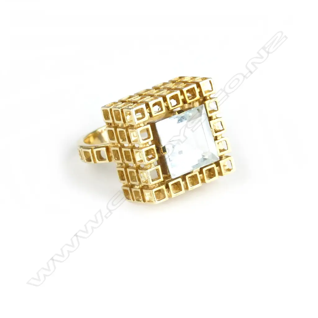 An unusual retro 14ct. gold and aquamarine ring Image 1++