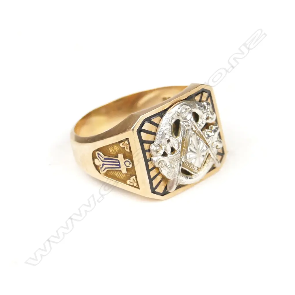 A vintage 10ct. rose gold Masonic gent's ring Image 1++