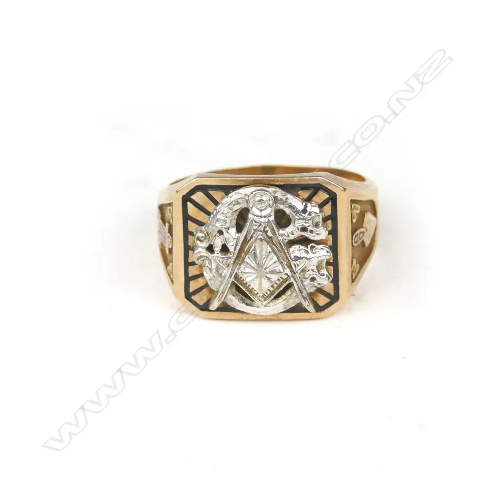 A vintage 10ct. rose gold Masonic gent's ring Image 1++