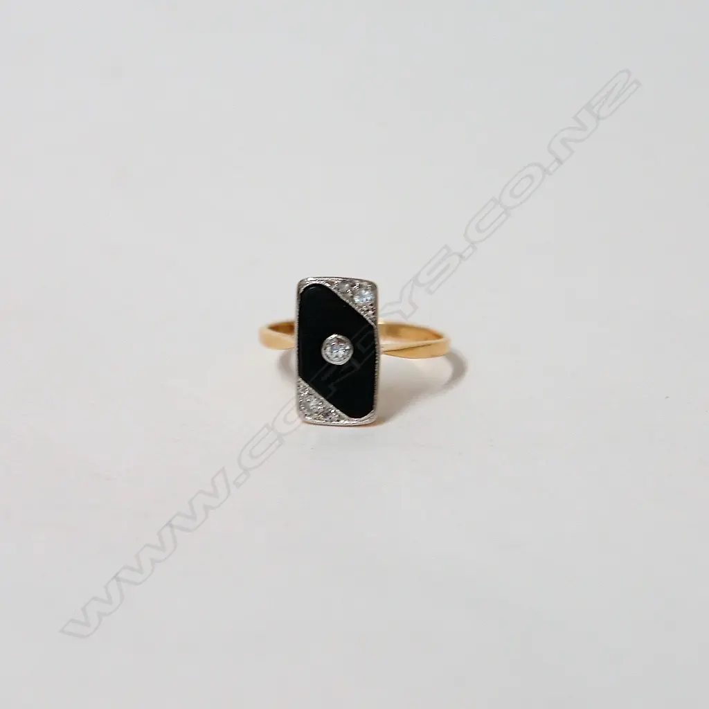 An Art Deco 18ct. yellow gold diamond and black onyx ring Image 1++