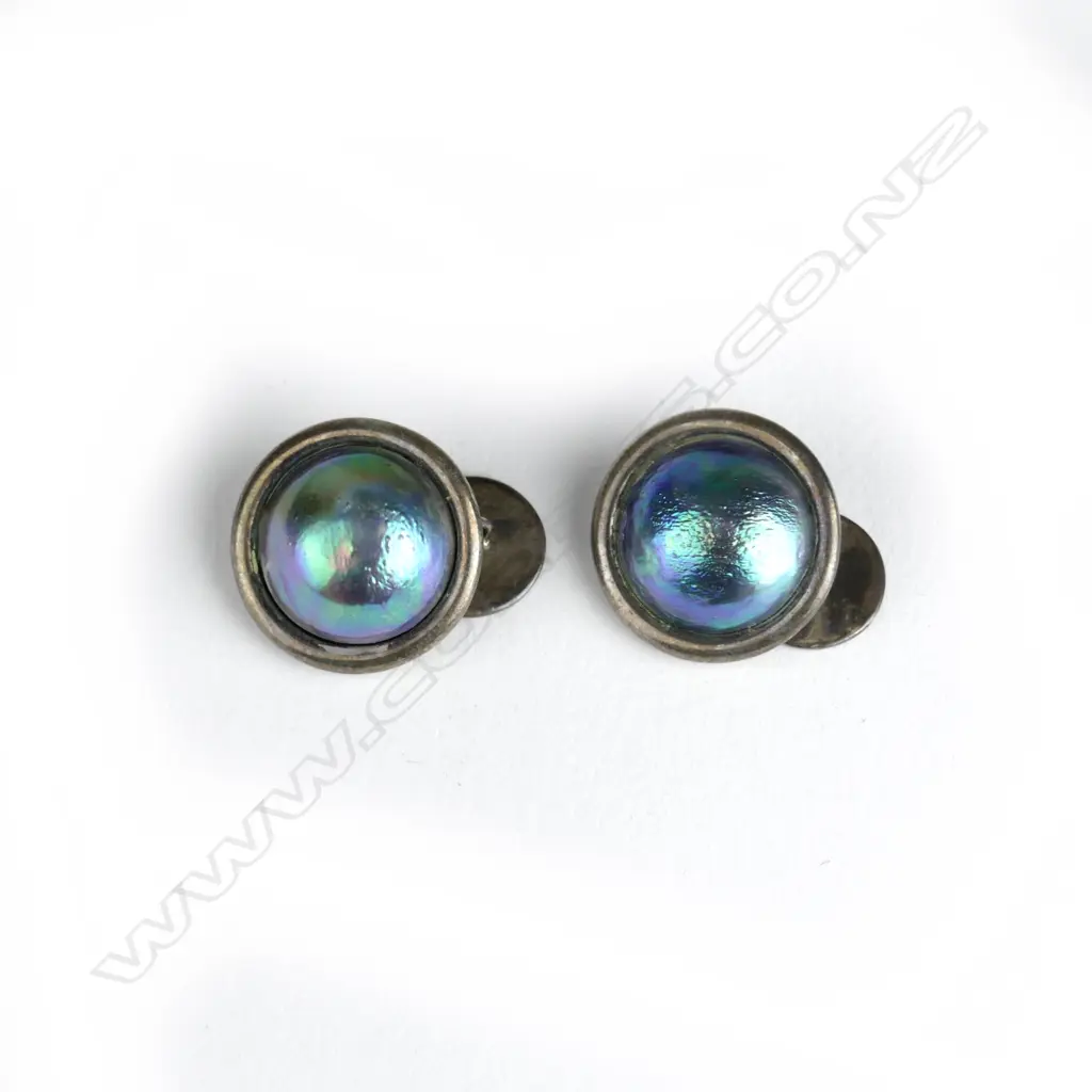 A pair of paua pearl and silver cufflinks Image 1++