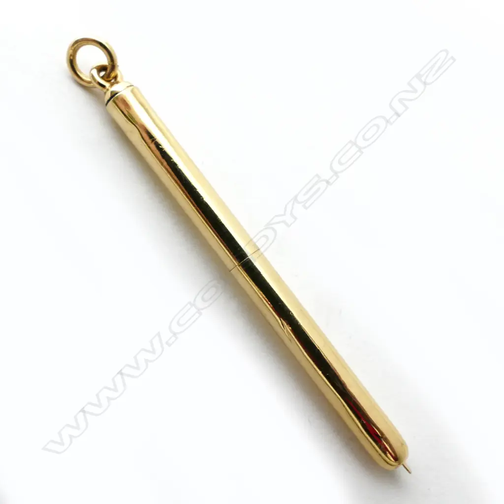 A retractable 14ct. gold toothpick Image 1++