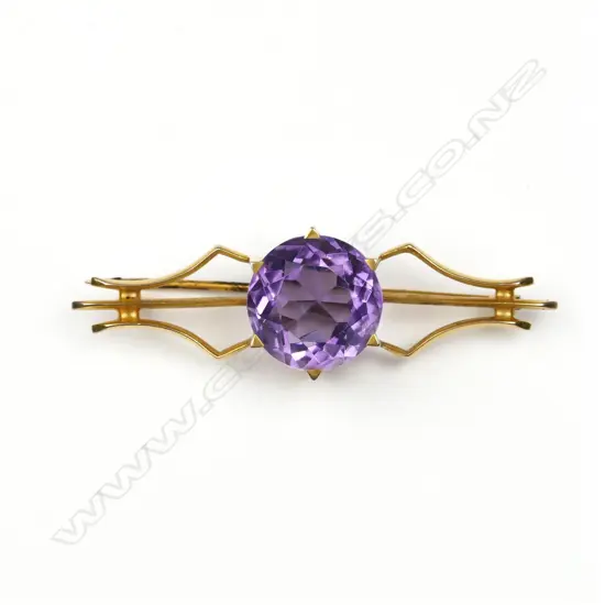 An early 20thC 9ct. yellow gold and amethyst brooch