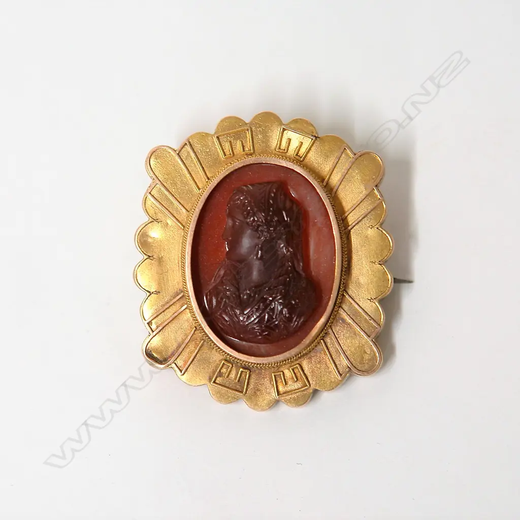 A late 19thC 15ct. yellow gold and portrait hardstone brooch Image 1++