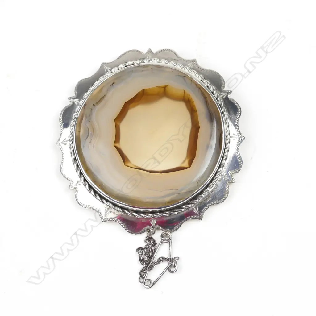 A silver and agate brooch Image 1++