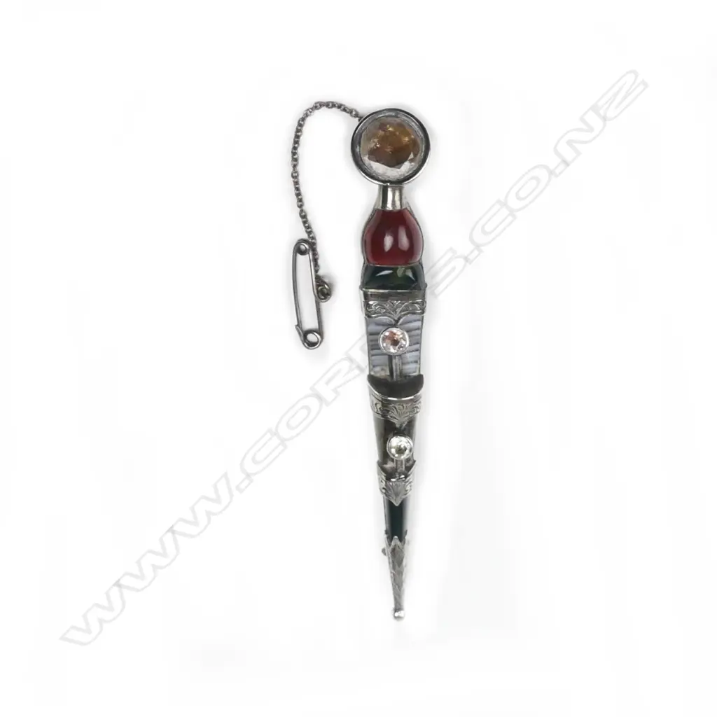 A Scottish silver and pebble brooch Image 1++