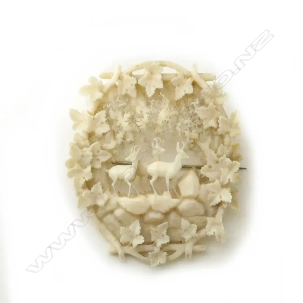 A fine quality Victorian carved and pierced ivory brooch Image 1++