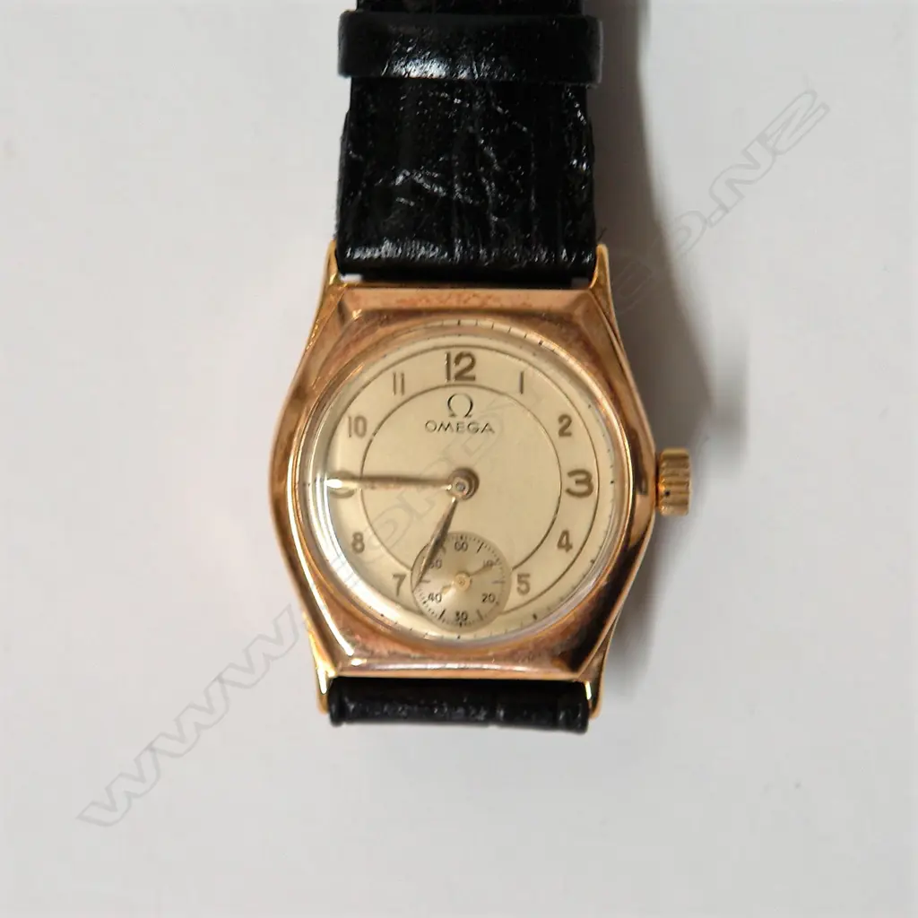 A 1940s gent's 9ct. rose gold wristwatch Image 1++