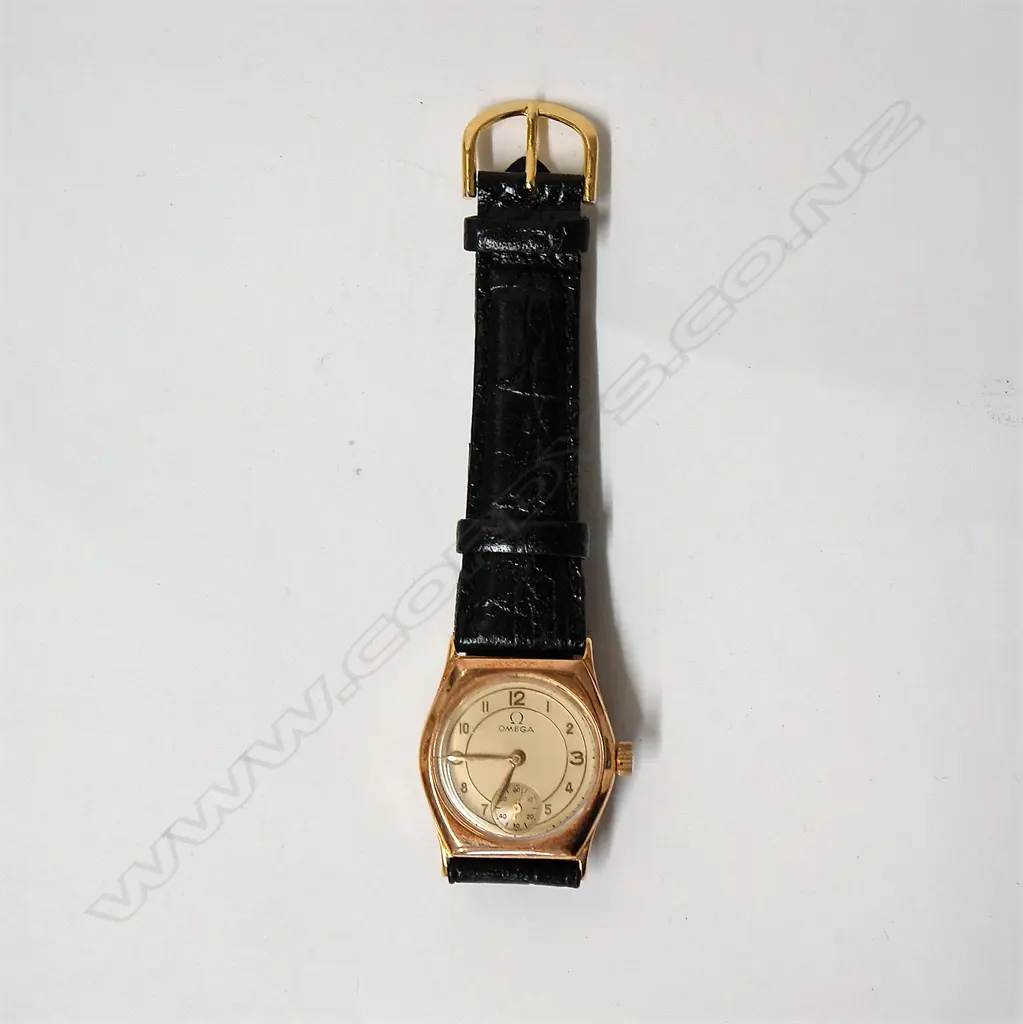 A 1940s gent's 9ct. rose gold wristwatch Image 1++