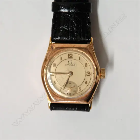 A 1940s gent's 9ct. rose gold wristwatch