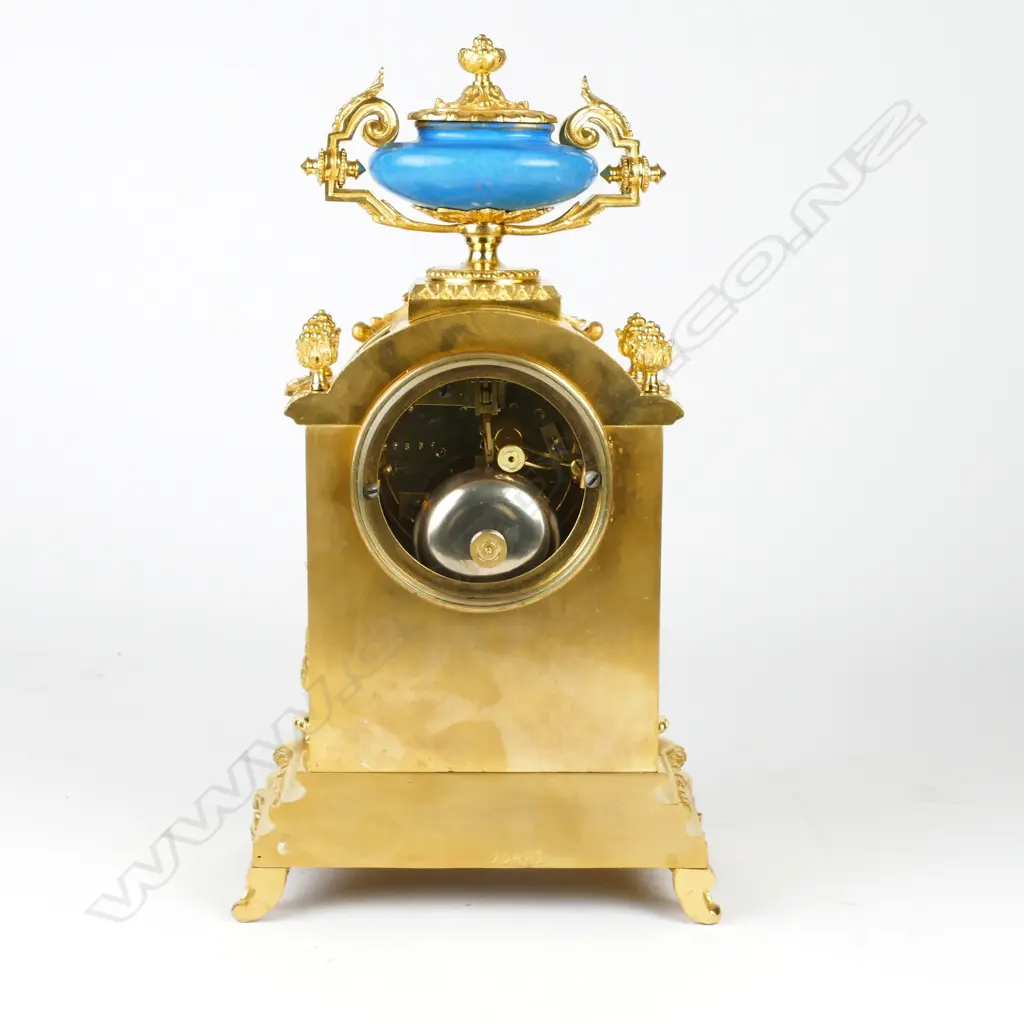 A 19thC French bronze ormolu mantel clock Image 1++