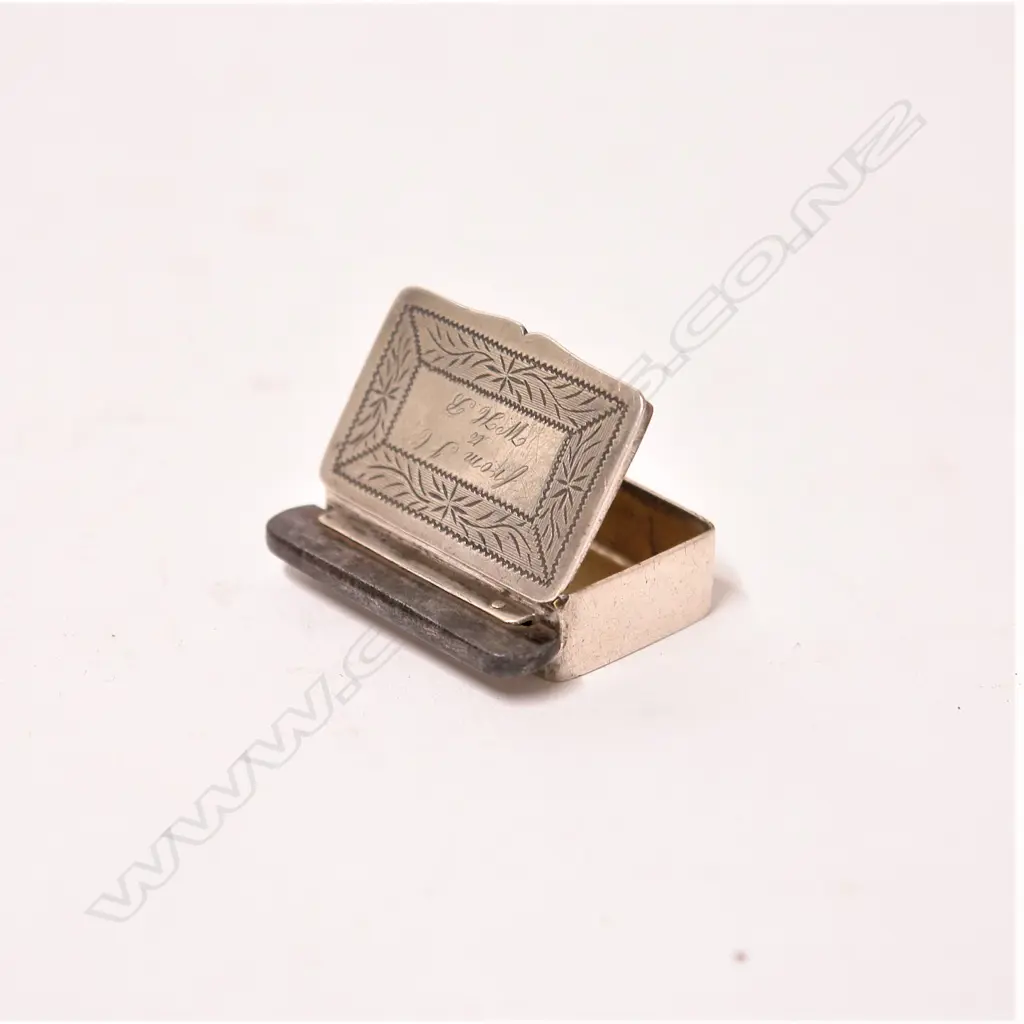 An unusual George III silver snuff/tinder box Image 1++