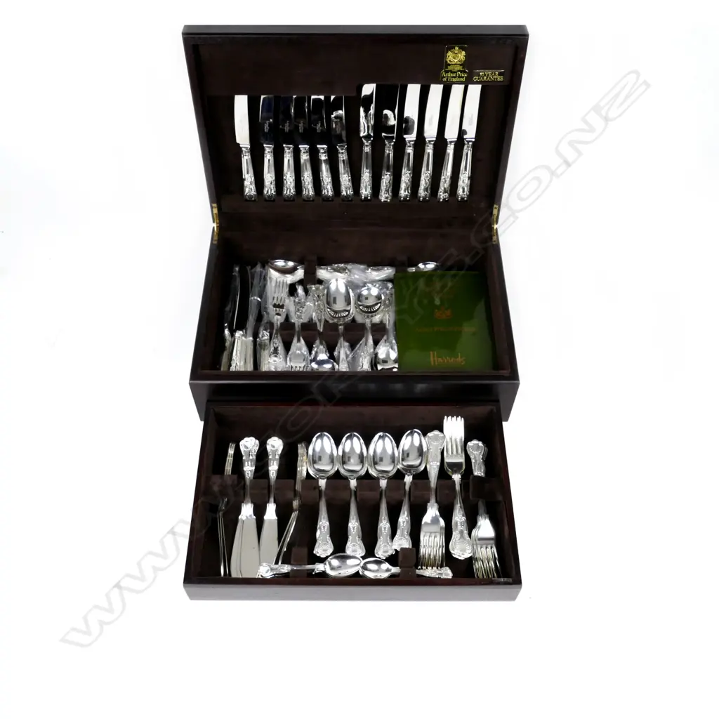 An English Arthur Price silver plate 12-piece double-struck King's pattern canteen of table cutlery Image 1++