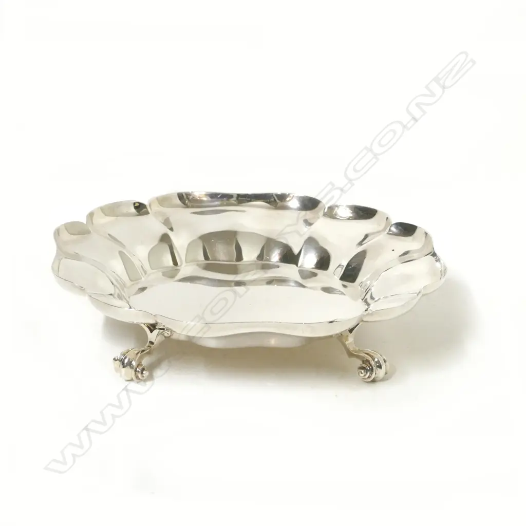 A shallow silver bowl Image 1++
