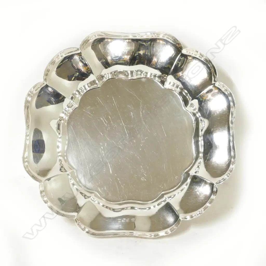 A shallow silver bowl Image 1++