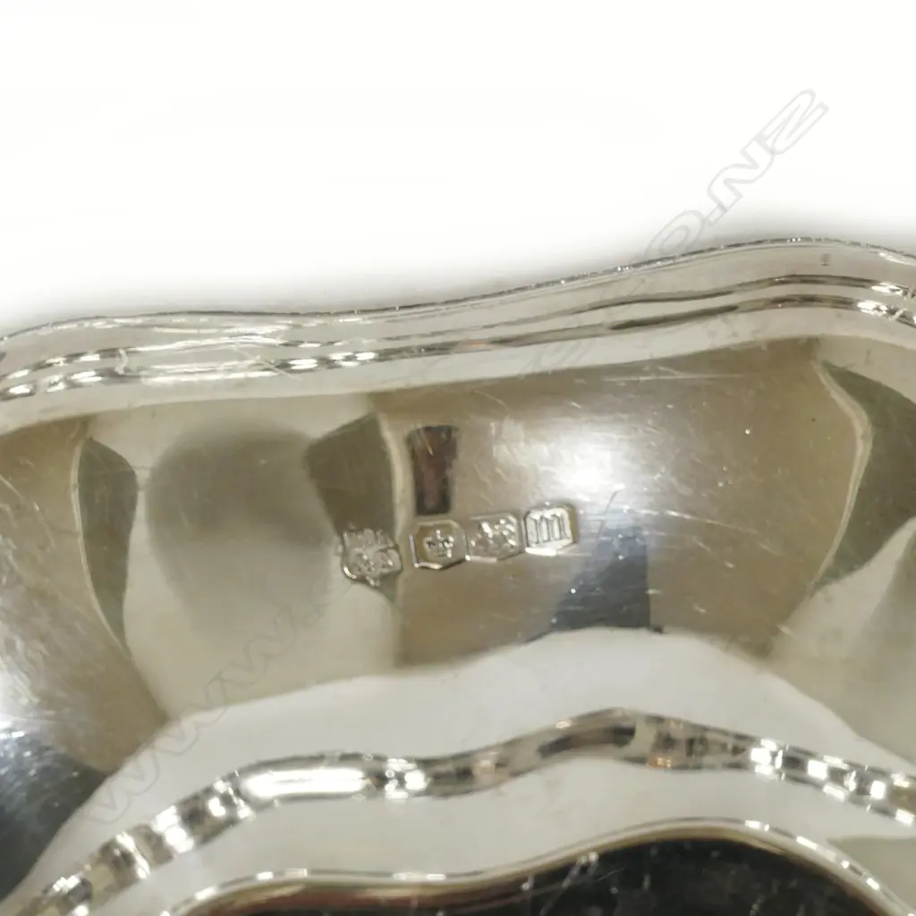 A shallow silver bowl Image 1++