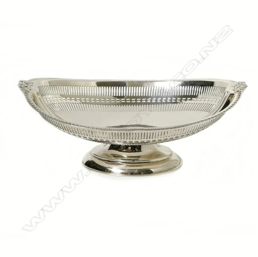 An oval silver footed bowl Image 1++
