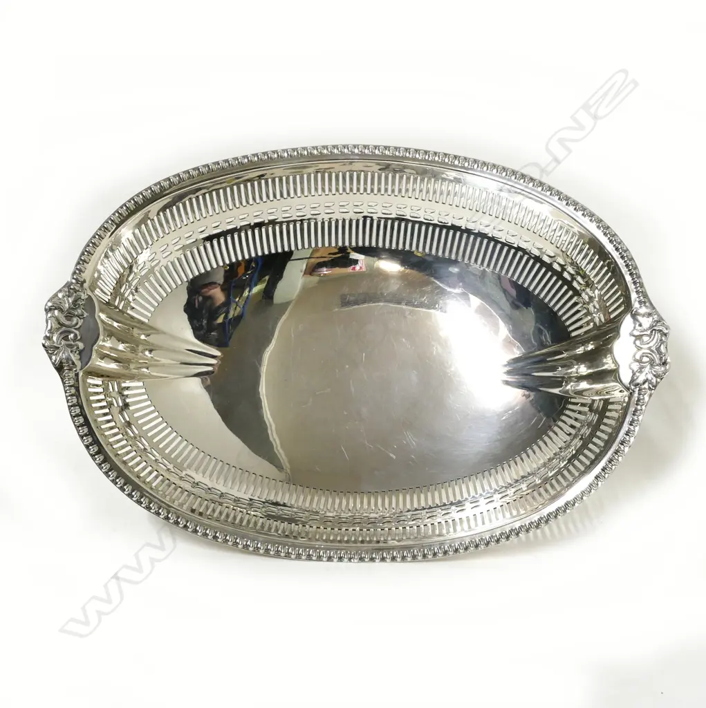 An oval silver footed bowl Image 1++