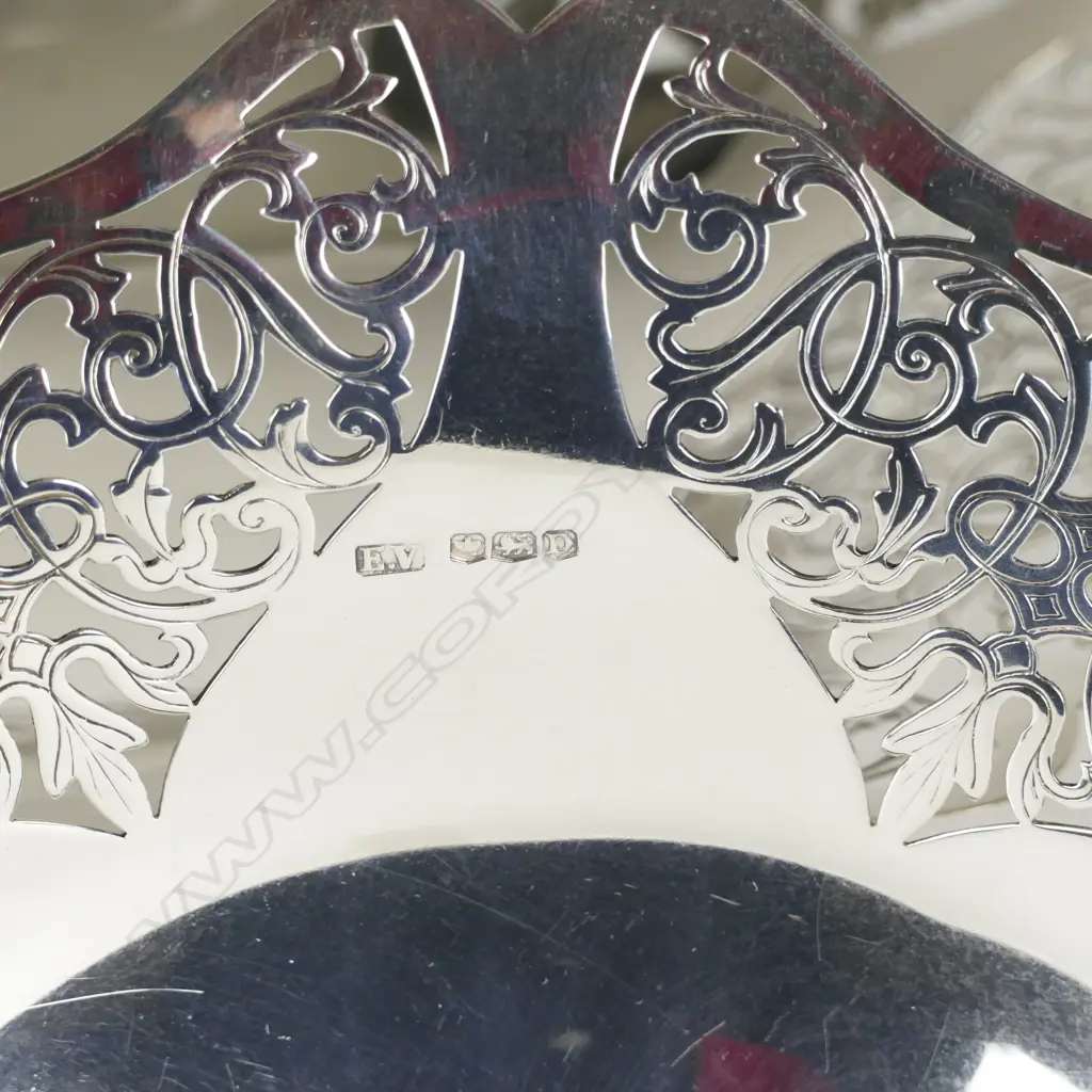 A pair of silver tazzas Image 1++