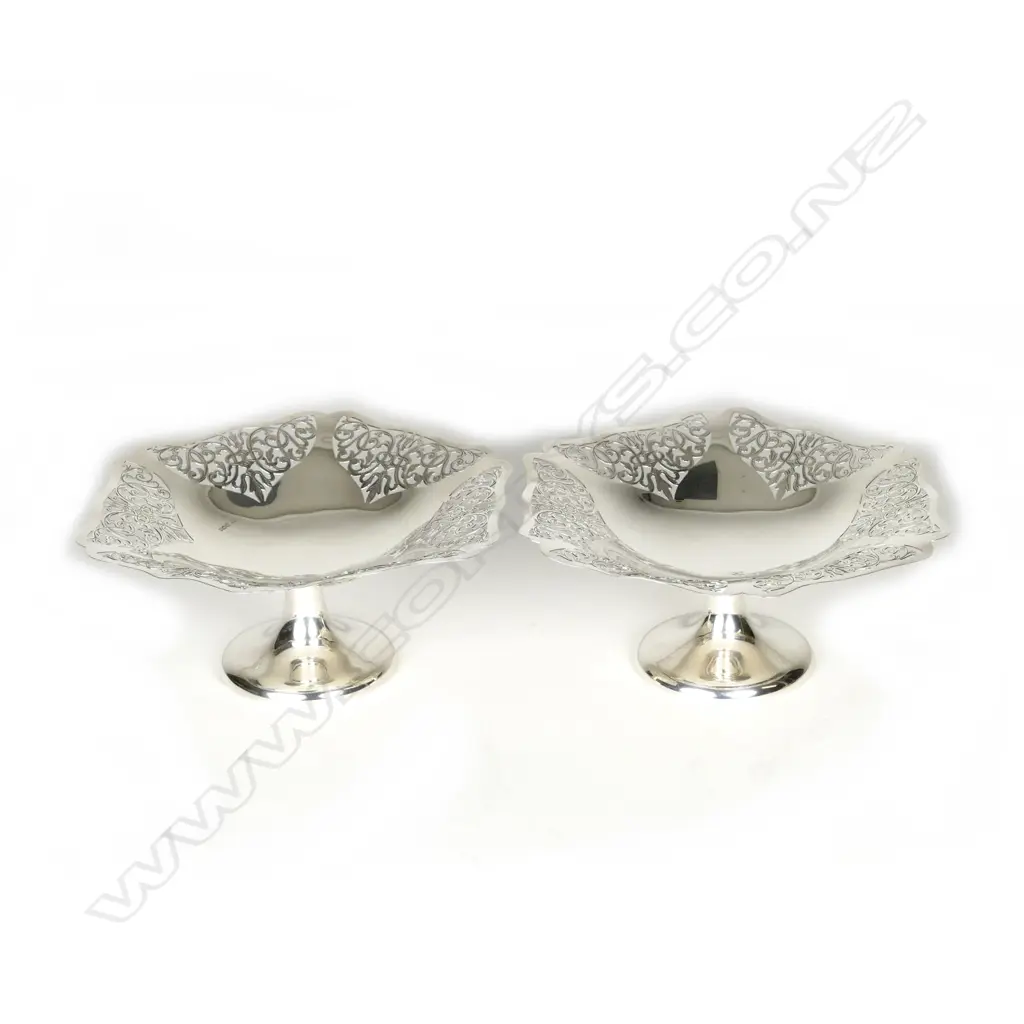 A pair of silver tazzas Image 1++