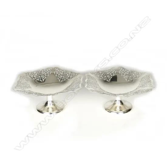 A pair of silver tazzas