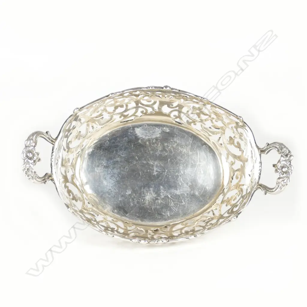 A pair of oval silver bowls Image 1++