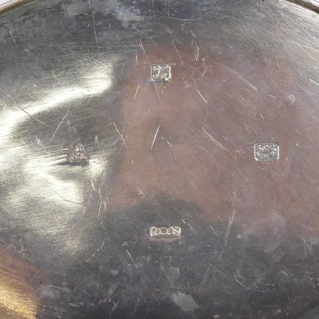 A Georgian Revival silver tea caddy Image 1++