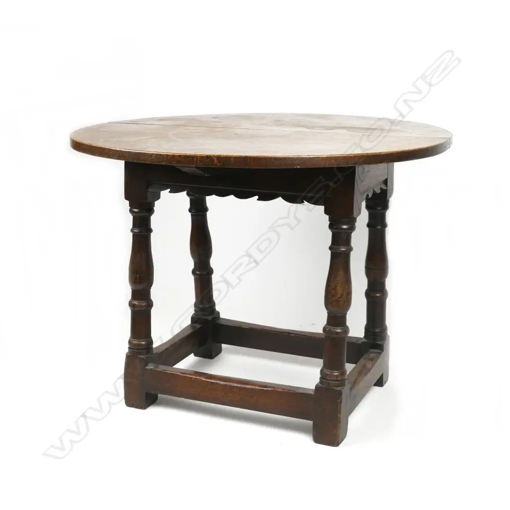 A small oak country side table Image 1++