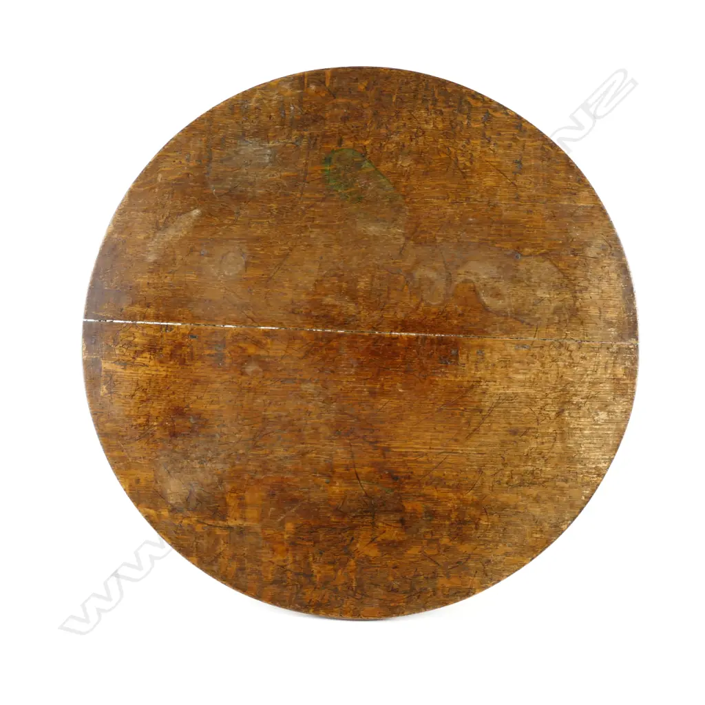 A small oak country side table Image 1++