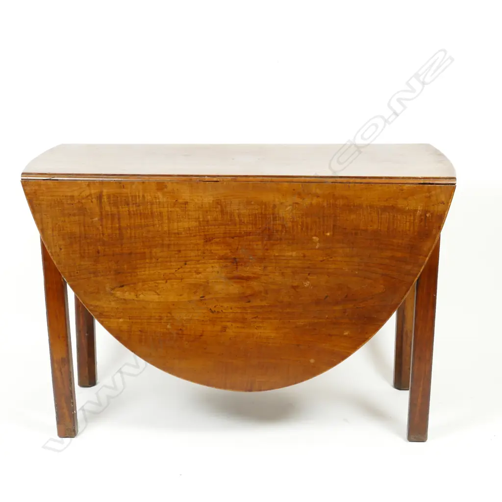 A Georgian mahogany drop-leaf table Image 1++