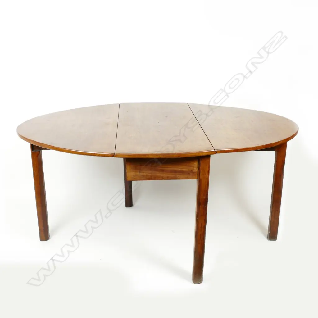 A Georgian mahogany drop-leaf table Image 1++