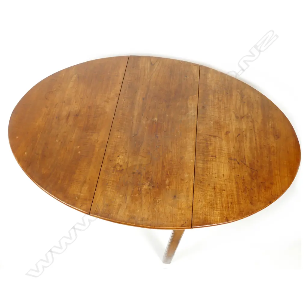 A Georgian mahogany drop-leaf table Image 1++