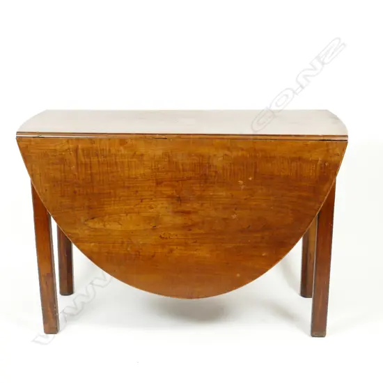 A Georgian mahogany drop-leaf table