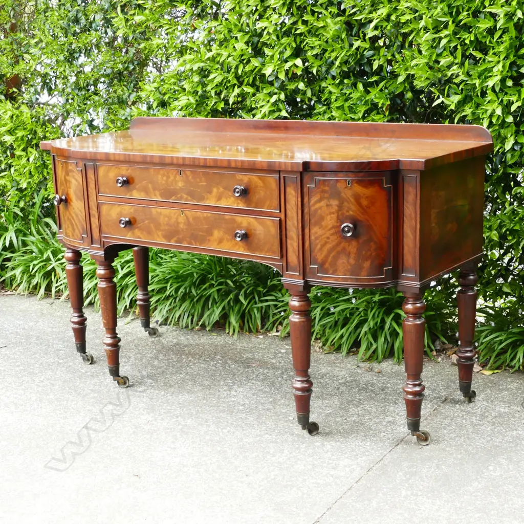 An elegant Regency mahogany sideboard Image 1++