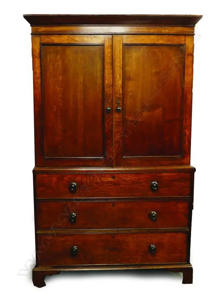 A George III oak linen press chest Image 1++