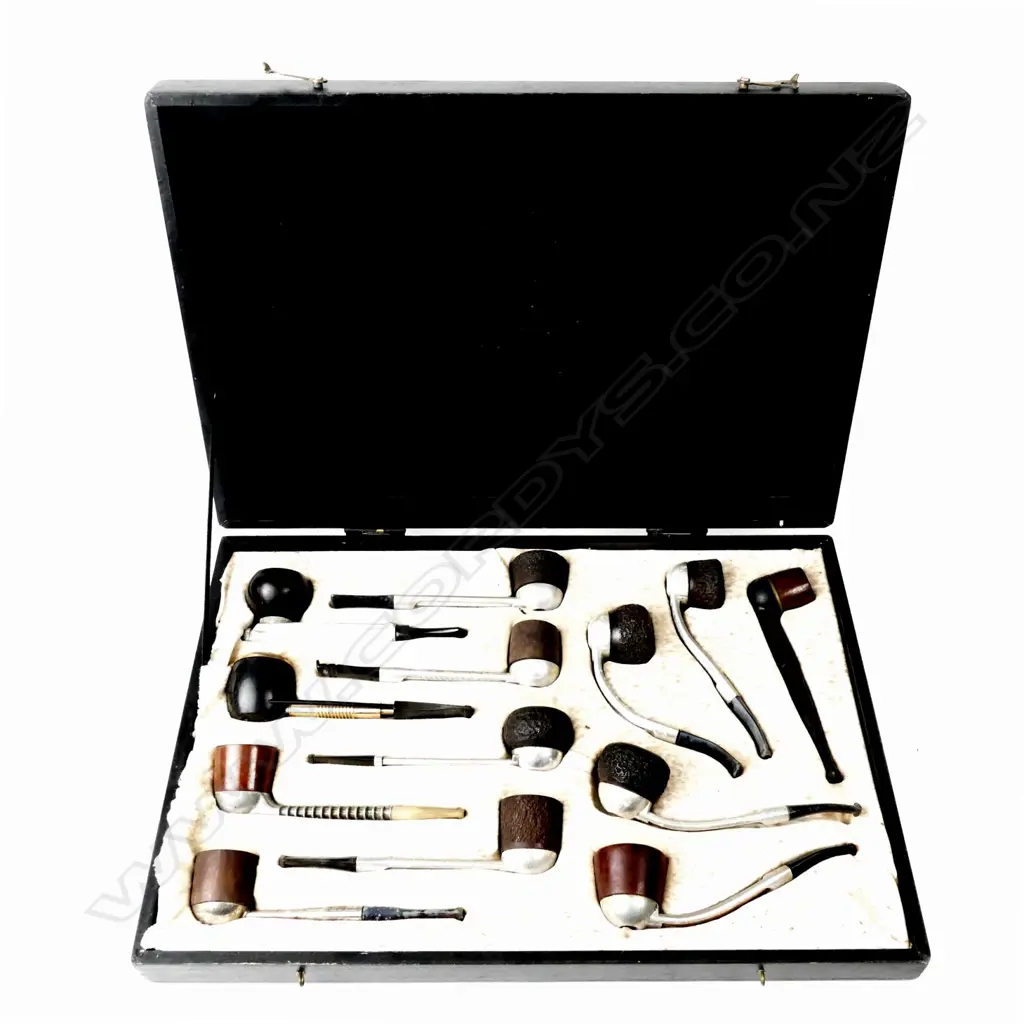 A collection of 13 pipes Image 1++