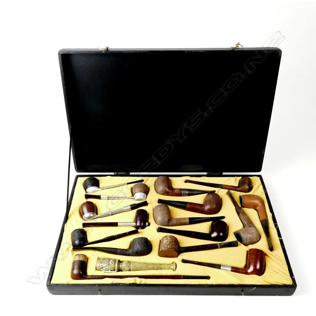 A collection of 18 pipes Image 1++