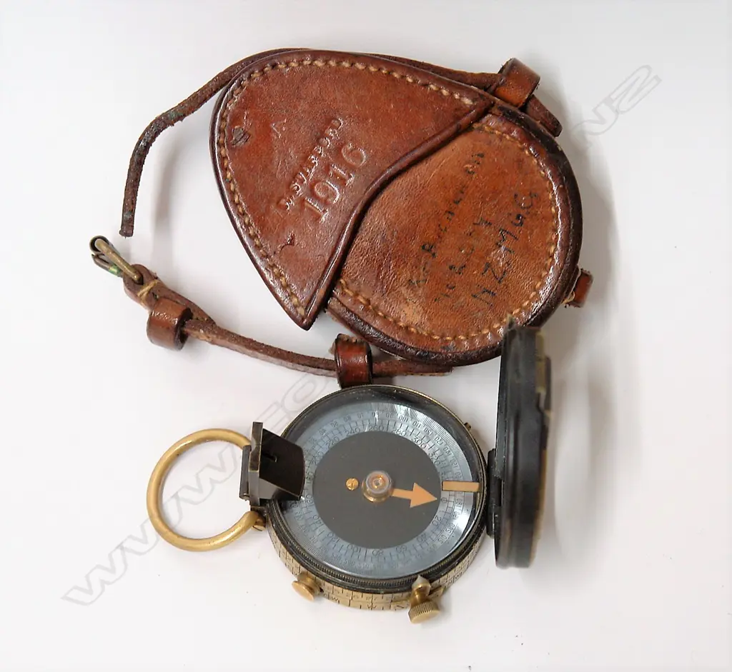 A WWI issue Cruchon & Emons of London Vernier's Pattern VII compass Image 1++