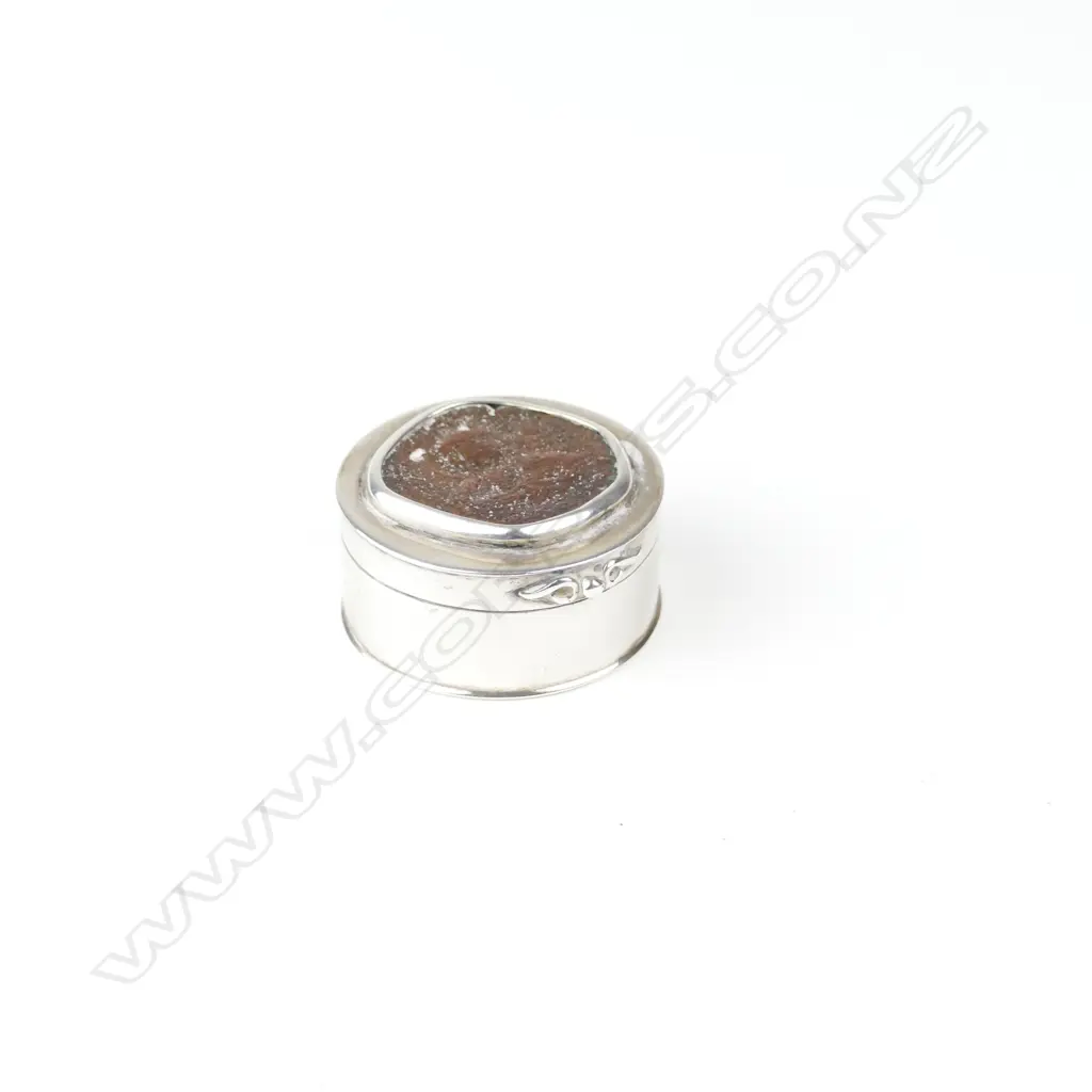A silver snuff box Image 1++