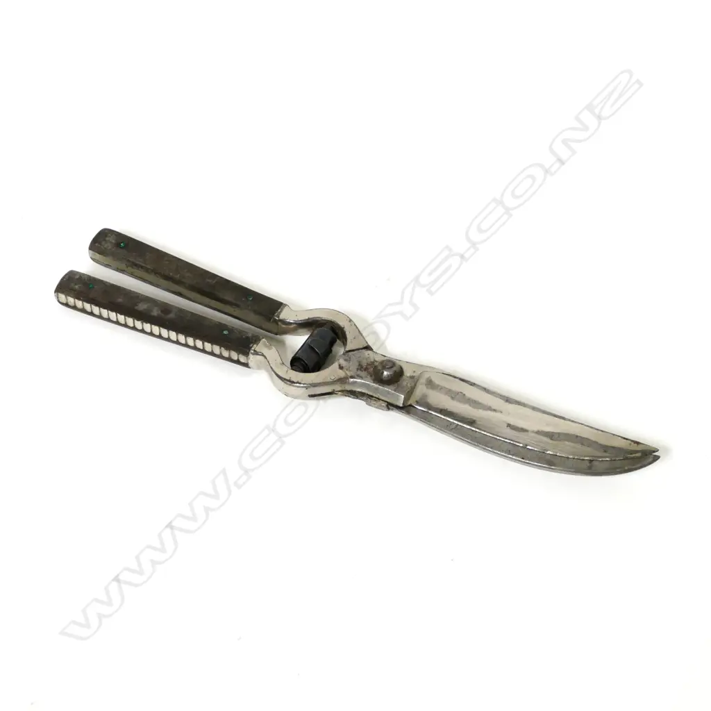 A pair of vintage game shears Image 1++