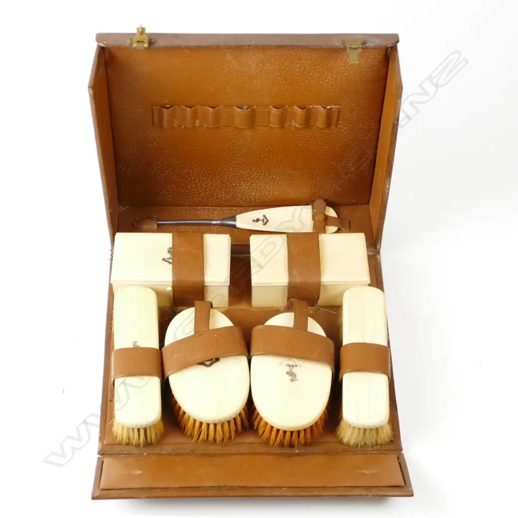A Victorian leather gentleman's travelling case with contents Image 1++