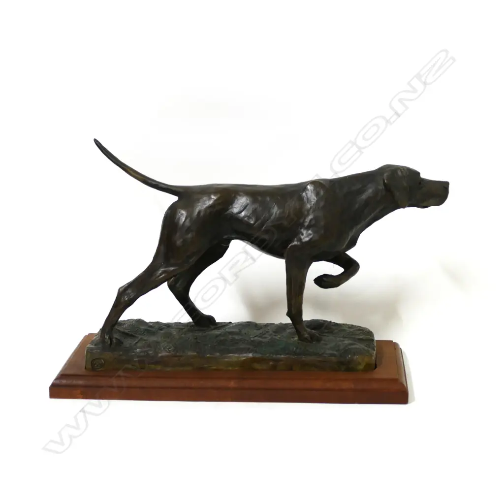 A bronze figure of a pointer dog Image 1++