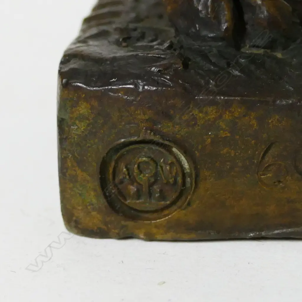 A bronze figure of a pointer dog Image 1++