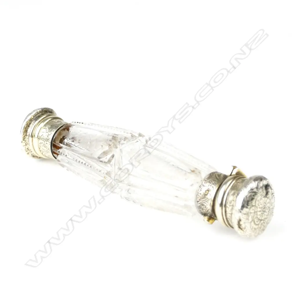 A Victorian silver top double ended scent bottle Image 1++