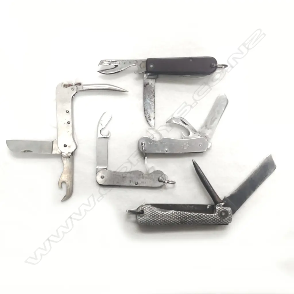 Five assorted military issue clasp knives Image 1++