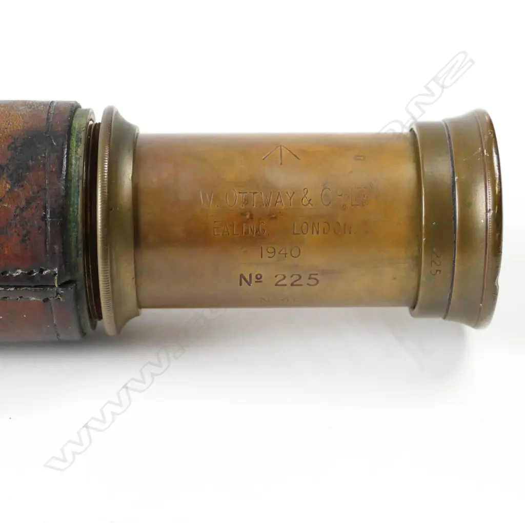 An Ottoway & Co. leather bound single draw military issue telescope Image 1++