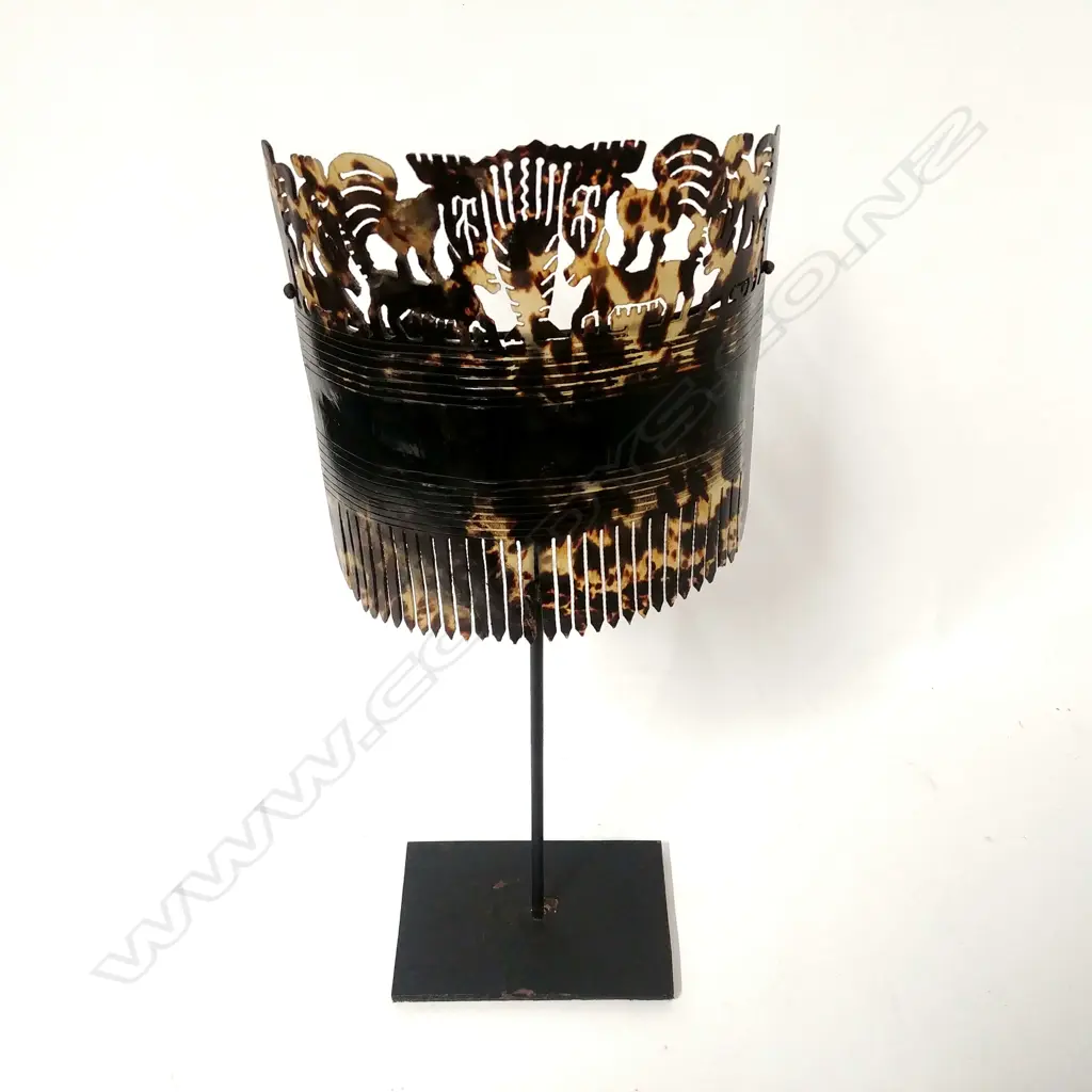 A Pacific tortoise shell hair comb Image 1++