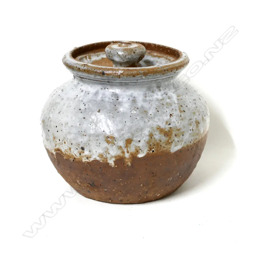 A Len Castle lidded pottery jar Image 1++