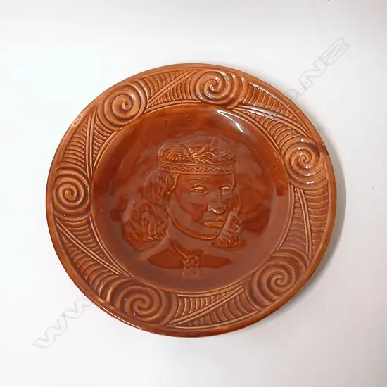 A Crown Lynn Wharetana wall plate (plaque) 'Puhi Urutapu Tamahine'