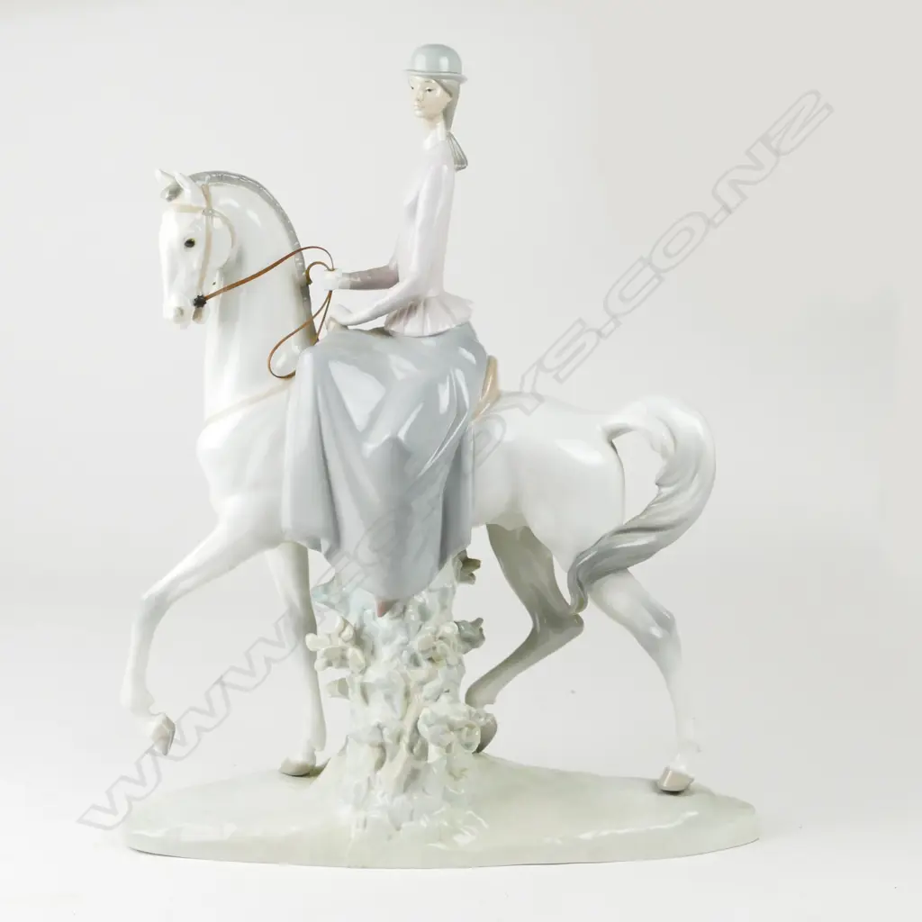 A large Lladro figurine Image 1++